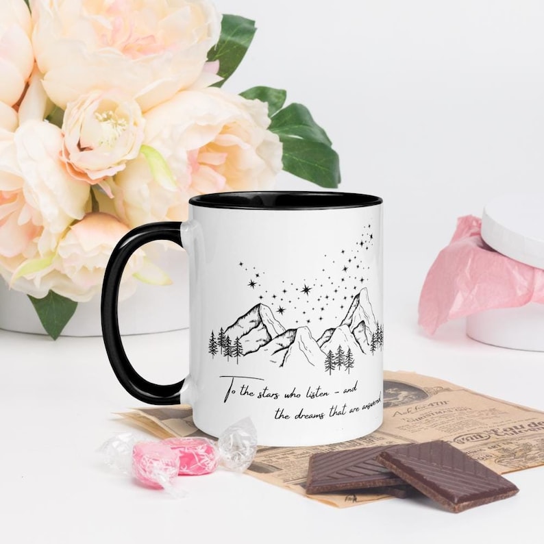 Caneca ACOTAR Black and White Night Court para Amantes de Livros - Presente imagem 1