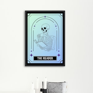 Blauwe muurafdruk met kleurverloop in tarotkaartstijl 'The Reader' met skeletboek en mok. Print in leesstijl, bibliotheekprint, kunst aan de muur met gotische romantiek.