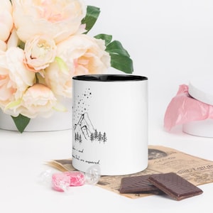 Caneca ACOTAR Black and White Night Court para Amantes de Livros - Presente imagem 2