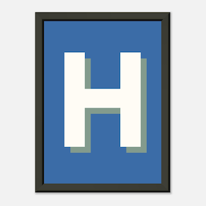 Puede incluir: Una impresión enmarcada de la letra "H" en blanco con una sombra gris sobre un fondo azul.