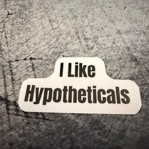 Puede incluir: Pegatina blanca con texto negro que dice "Me gustan las hipotéticas".