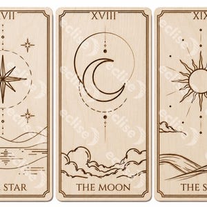 Peut inclure: Trois plaques rectangulaires en bois clair présentant des motifs de cartes de tarot gravés au laser. Les cartes représentent L'Étoile avec une étoile, La Lune avec un croissant de lune et Le Soleil avec un soleil, chacune avec des chiffres romains.