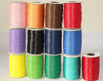 Pode incluir: Uma coleção de carretéis de cordão encerado em várias cores, incluindo rosa, laranja, marrom, vermelho, roxo, preto, azul, amarelo, verde, turquesa e vermelho. Os carretéis estão dispostos em duas filas.