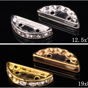 Puede incluir: Dos adornos metálicos en forma de semicírculo con diamantes de imitación transparentes. El adorno de la izquierda es plateado y mide 1,5 cm por 1,1 cm. El adorno de la derecha es dorado y mide 1,9 cm por 0,8 cm.