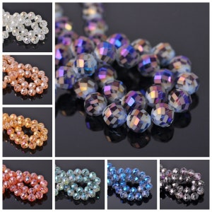 Puede incluir: Surtido de cuentas de cristal facetadas en varios colores, incluyendo transparente, rosa claro, azul claro, azul oscuro y gris. Las cuentas son redondas y tienen un acabado facetado, lo que les da un aspecto brillante.
