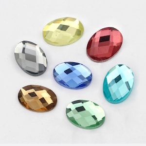 Peut inclure: Assortiment de strass ovales facetés de différentes couleurs, dont l'or, l'argent, le rouge, le bleu, le vert et le turquoise.