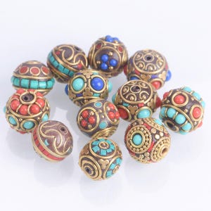 2 piezas de cuentas redondas de 15 mm-17 mm hechas a mano, estilo budista nepalí tibetano, de latón y arcilla, para la creación de collares y joyas DIY.