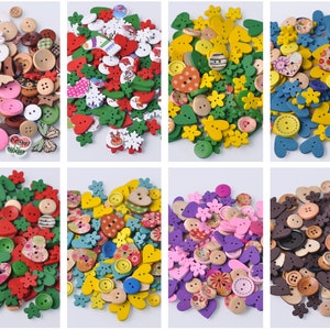 Könnte beinhalten: Sortiment aus bunten Holz-Knöpfen in verschiedenen Formen, darunter Herzen, Blumen und Sterne. Die Knöpfe sind in verschiedenen Farben, darunter Rot, Blau, Grün, Gelb und Braun.