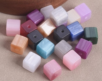 20 cuentas sueltas de resina de plástico brillante en forma de cubo de 8 x 8 mm para hacer joyas y manualidades.