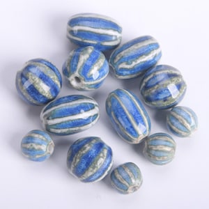 10 cuentas sueltas de porcelana y cerámica hechas a mano con forma de calabaza azul de Fambed, redondas u ovaladas, de 11 mm/20 x 14 mm, para hacer joyas, manualidades y accesorios