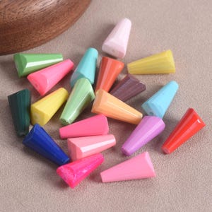 10 cuentas sueltas de vidrio opaco con forma de cono de gota de 15 x 8 mm, recubiertas con facetas, para hacer joyas y manualidades.