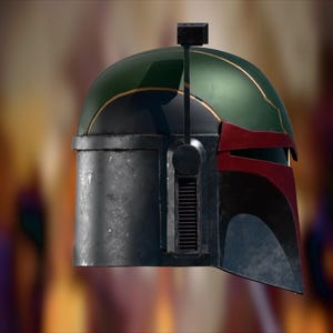 Op de afbeelding: Een zijaanzicht van een helm met een donkergroene koepel, een zwart zijpaneel met een verticale ventilatieopening en een rood viziergedeelte. Een dunne, zwarte antenne-arm steekt omhoog vanaf de zijkant, bekroond met een klein rechthoekig sensordeel.