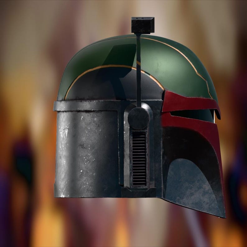 Op de afbeelding: Een zijaanzicht van een helm met een donkergroene koepel, een zwart zijpaneel met een verticale ventilatieopening en een rood viziergedeelte. Een dunne, zwarte antenne-arm steekt omhoog vanaf de zijkant, bekroond met een klein rechthoekig sensordeel.