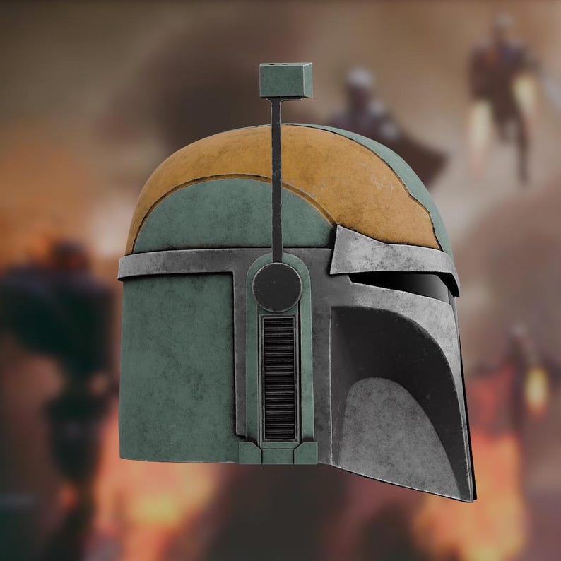 Op de afbeelding: Een verweerde helm met een afgeronde koepel, een mosterdgeel bovengedeelte en een saliegroene basis. De helm is voorzien van een zilverkleurig T-vormig vizier, een verticale zwarte rechthoekige ventilatieopening en een dunne antenne-arm.