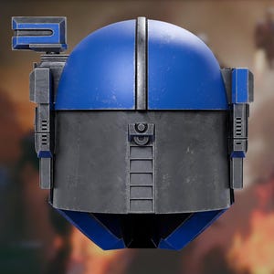 Op de afbeelding: Een blauwe en metaalgrijze helm met een afgeronde koepel, een rechthoekige voorplaat met een centrale verticale rand en mechanische hulpstukken aan de zijkant, waaronder een opvallende rechthoekige sensorarm linksboven.