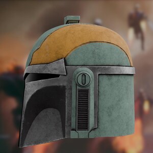 Op de afbeelding: Een helm in Mandalorian-stijl met een verweerde afwerking, een saliegroen hoofdgedeelte, een mosterdgeel koepelgedeelte en een donkergrijs T-vormig vizier. De zijkant bevat een verticaal rechthoekig ventilatiedetail en een cirkelvormig embleem.