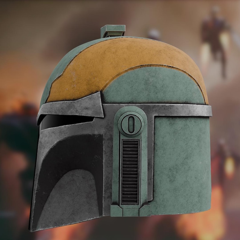 Op de afbeelding: Een helm in Mandalorian-stijl met een verweerde afwerking, een saliegroen hoofdgedeelte, een mosterdgeel koepelgedeelte en een donkergrijs T-vormig vizier. De zijkant bevat een verticaal rechthoekig ventilatiedetail en een cirkelvormig embleem.