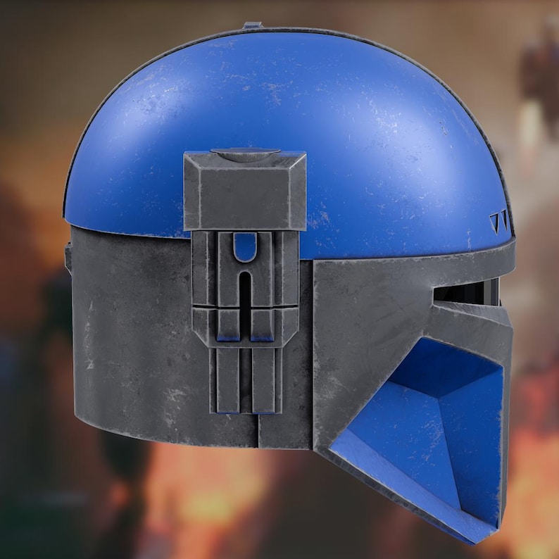 Op de afbeelding: Een zijaanzicht van een blauwe en donkergrijze helm met een gladde, ronde koepel, een rechthoekig zijstuk en een geometrisch vizier. Het oppervlak heeft een matte, verweerde afwerking met subtiele tekenen van slijtage op de metalen panelen.