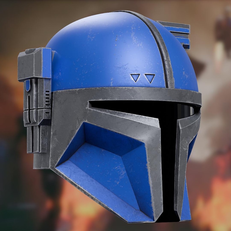 Op de afbeelding: Een blauwe helm met een verweerd, metaalgrijs T-vormig vizier en rand. De helm heeft een gladde, ronde koepel met twee kleine driehoekige uitsparingen boven het vizier en een rechthoekig hulpstuk aan de zijkant met verticale details.