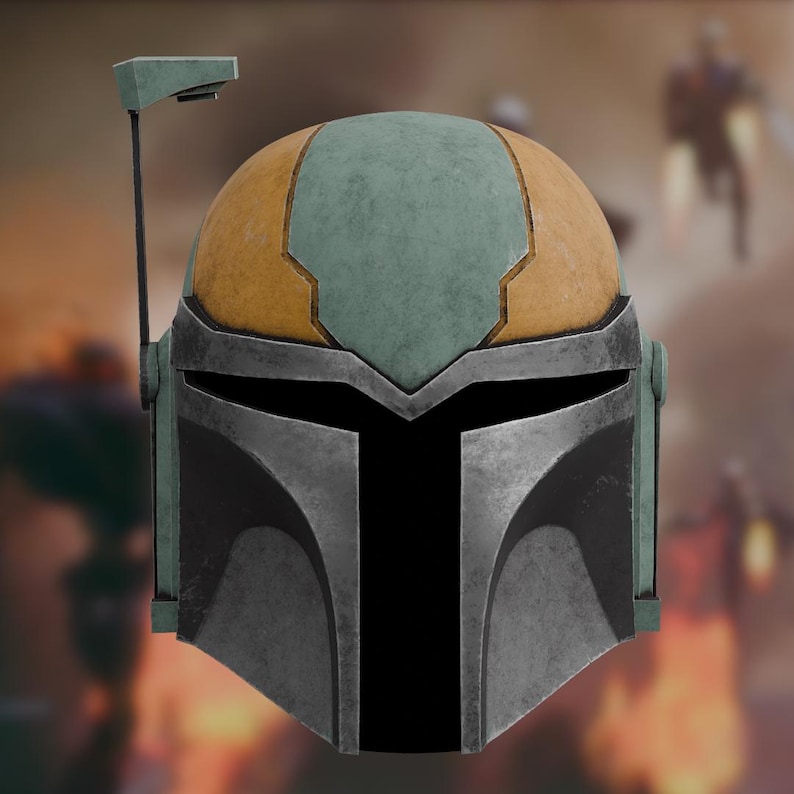 Op de afbeelding: Een verweerde helm met een koepel van afwisselende panelen in gedempt groen en beige. Het voorpaneel is van metallic zilver met een zwart T-vormig vizier en een dunne, verticale antenne aan de rechterkant die omhoog steekt vanaf de slaap.