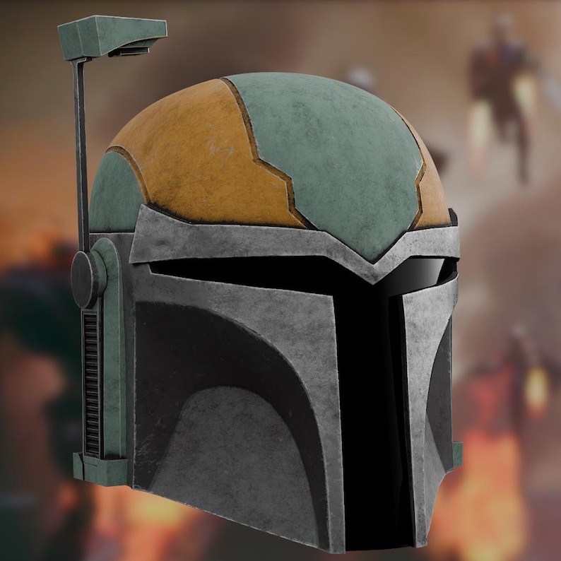 Op de afbeelding: Een helm in Mandalorian-stijl met een verweerde afwerking in de kleuren gedempt groen, mosterdgeel en metallic grijs. De helm is voorzien van een T-vormige vizieropening en een verticale afstandsmeter-antenne aan de rechterkant.