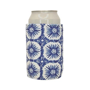 Enfriador de latas Isabel / Soporte corto de neopreno con tinta azul y blanca para latas de 330 ml / Funda para bebidas con estampado costero / Regalo para ella