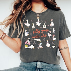 Comfort Colors® Cute Auntie Shirt Aunt Shirt Silly Goose Auntie Shirt New Aunt Gift Pregnancy Announcement Gift for Aunt Pregnancy Reveal