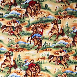 Pode incluir: Tecido com um padrão repetido de cowboys a cavalo em uma paisagem desértica. Os cowboys usam chapéus, coletes vermelhos e jeans azuis. O fundo inclui cactos, montanhas e árvores. A paleta de cores é principalmente marrom, verde e bege.