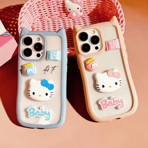 Aangepaste initialen schattig Sanrio Hello Kitty-telefoonhoesje, gepersonaliseerde naam roze siliconen iPhone-hoesje voor iPhone 16 15 14 13 12 Pro Max-hoesje afbeelding 1