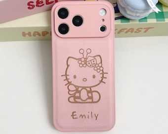 Custodia per telefono in pelle con incisione personalizzata di Hello Kitty con nome, design con ciondoli, custodie personalizzate per iPhone 17, 16, 15, 14 Plus, 13, 12, 11 Pro Max