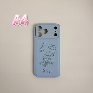 Puede incluir: Funda de tel&eacute;fono azul claro con un personaje de dibujos animados en monopat&iacute;n. La funda tiene un m&oacute;dulo de c&aacute;mara gris y el nombre "Anya" impreso debajo. El texto "A4" est&aacute; en la esquina superior izquierda.