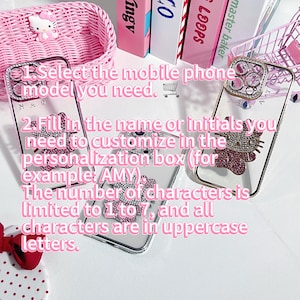 Pu&ograve; includere: Due custodie per telefono trasparenti con strass e un design Hello Kitty rosa. Le custodie sono su uno sfondo rosa e bianco. Il testo sull'immagine dice: "Seleziona il modello di telefono cellulare di cui hai bisogno. Inserisci il nome o le iniziali che devi personalizzare nella casella di personalizzazione (ad esempio: AMY). Il numero di caratteri &egrave; limitato da 1 a 7, e tutti i caratteri sono in maiuscolo."