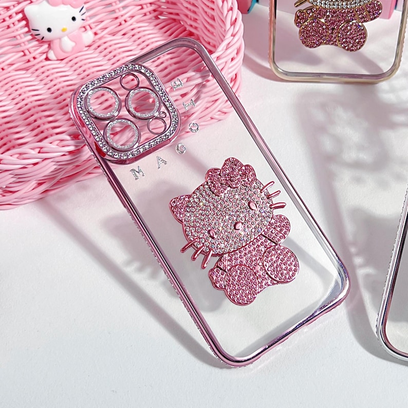 Pu&ograve; includere: Una custodia per telefono trasparente con un design Hello Kitty rosa. La custodia ha una finitura scintillante e un retro trasparente. La custodia ha un ritaglio per l'obiettivo della fotocamera e un bordo rialzato attorno ai bordi per proteggere lo schermo.