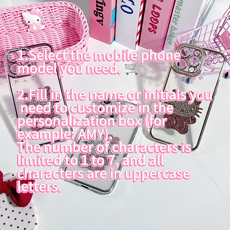 K&ouml;nnte beinhalten: Zwei transparente Handyh&uuml;llen mit Strassverzierungen und einem rosa Hello Kitty-Design. Die H&uuml;llen haben eine gold- und silberfarbene Umrandung. Text auf dem Bild erkl&auml;rt, wie man die H&uuml;llen mit Initialen personalisiert.