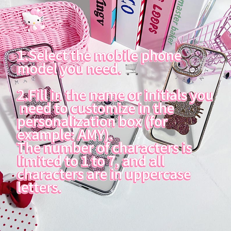 K&ouml;nnte beinhalten: Zwei transparente Handyh&uuml;llen mit Strasssteinen und einem rosafarbenen Hello Kitty-Design. Die H&uuml;llen befinden sich auf einem rosa und wei&szlig;en Hintergrund. Der Text auf dem Bild lautet: "W&auml;hlen Sie das gew&uuml;nschte Handymodell aus. Geben Sie den Namen oder die Initialen ein, die Sie in das Personalisierungsfeld einf&uuml;gen m&ouml;chten (z. B. AMY). Die Anzahl der Zeichen ist auf 1 bis 7 begrenzt, und alle Zeichen sind in Gro&szlig;buchstaben."