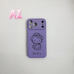 Puede incluir: Una funda de tel&eacute;fono morada con una ilustraci&oacute;n en negro de un personaje de dibujos animados con un lazo y un sombrero. El nombre "Sofia" est&aacute; escrito en negro debajo. La funda tiene recortes para la c&aacute;mara y el flash del tel&eacute;fono.