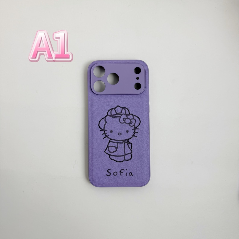 Puede incluir: Una funda de tel&eacute;fono morada con una ilustraci&oacute;n en negro de un personaje de dibujos animados con un lazo y un sombrero. El nombre "Sofia" est&aacute; escrito en negro debajo. La funda tiene recortes para la c&aacute;mara y el flash del tel&eacute;fono.