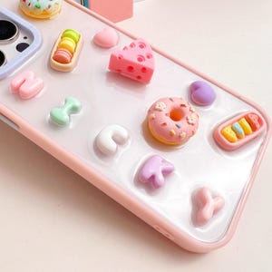 Funda para teléfono personalizada con nombre personalizado, linda dona, comida realista, arcilla polimérica, hecha a mano, decodificación personalizada, funda para iPhone 16, 15, 14 Plus, 13, 12 Pro Max, regalos