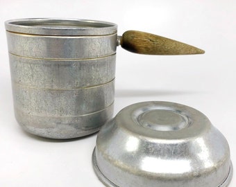 Tasse à mesurer standard américaine de 8 oz en aluminium, remplie jusqu'en haut, batterie de cuisine de camping, couvercle de bol en métal, manche en bois, vintage fabriqué aux États-Unis