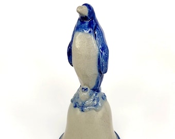 Rowe Pottery Works Penguin Bell Chick Noël Peint à la main en grès émaillé au sel, cobalt, millésime 2001
