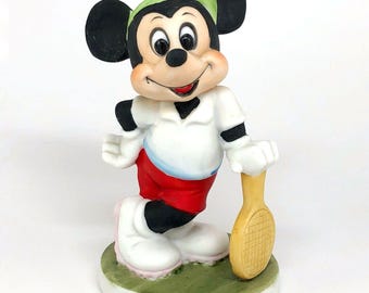 Walt Disney Produktionen, Micky Maus Tennisspieler Figur, Handbemalte Biskuitporzellan, Vintage Made in Korea