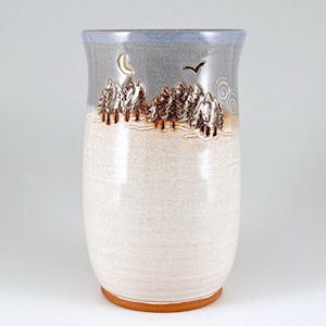 Jarrón de cerámica del estudio B Schuman con pinos, luna creciente y pájaro con paisaje inciso