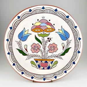 Marilyn Stoltzfus Vit, Pajfat i Rödgods Keramik, Sgraffito Tulpanblommor, Pennsylvania Dutch Folkkonst