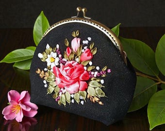 Chique designerportemonnee met geborduurd lint | Handgemaakt in Oekraïne - uniek cadeau-idee. Borduurwerk met linten. Gemaakt in Oekraïne.