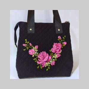 Bolso ucraniano hecho a mano con un hermoso bordado de cintas. Diseño personalizado. Rosa bordada. Bordado de cintas único.