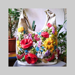Tasche im Ukrainischen Stil mit Stickereien mit Bändern. Stickerei Mohnblumen, Sonnenblumen. Von Hand gefädelt. Einzigartige Bändchenstickerei.