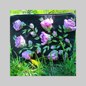 Modische Kosmetiktasche aus Jeansstoff verziert mit Schleifen und Rosen. Funktional und modisch.Einzigartige Bändchenstickerei.