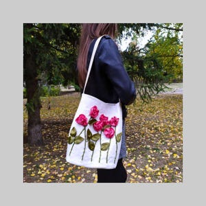 Bolso bandolera de lino bordado con detalles de cinta. Un regalo para ella. Hecho a mano. Bordado de rosas. Bordado de cinta único.