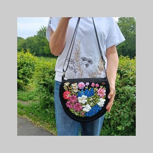 Umhängetasche aus Denim mit handbestickten Bändern. Niedliche Damentasche, ein Geschenk für sie. Stickerei
