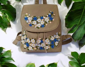 Mochila bege bordada, mochila floral feita à mão, bolsa com bordado de fita, mochila com margaridas, mochila boho, presente para ela